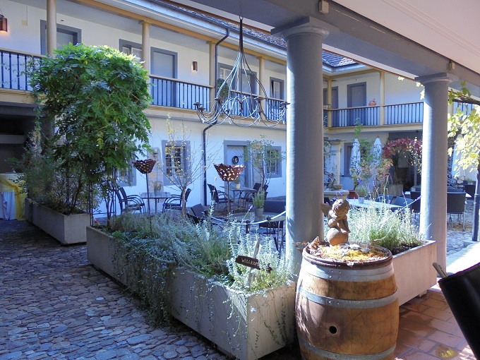 Gasthof zur Waag Innenhof Quer